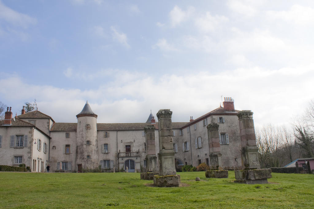 Chateau De Chantelauze Olliergues Exterior photo